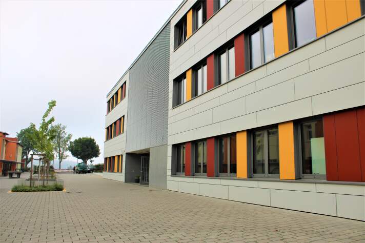 Das Foto zeigt die Außenansicht des Erweiterungsneubaus der Gemeinschaftsschule in Hochheim.