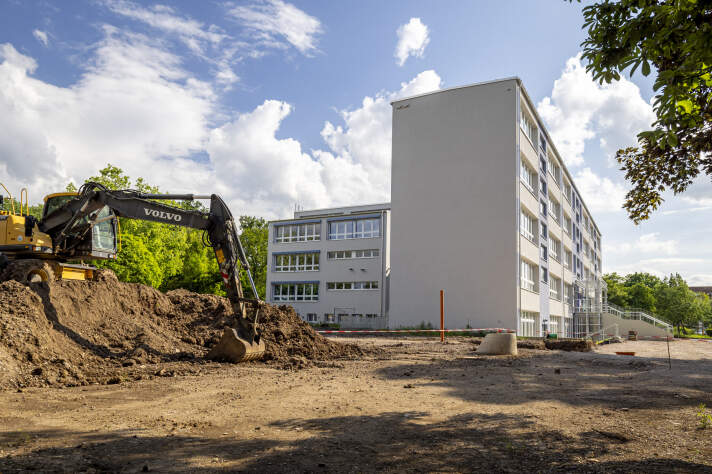 Das Foto zeigt die Außenansicht des Schulgebäudes nach der Sanierung.