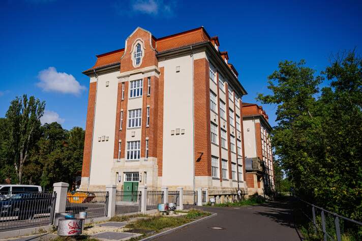 Das Foto zeigt die Außenansicht des Schulgebäudes.