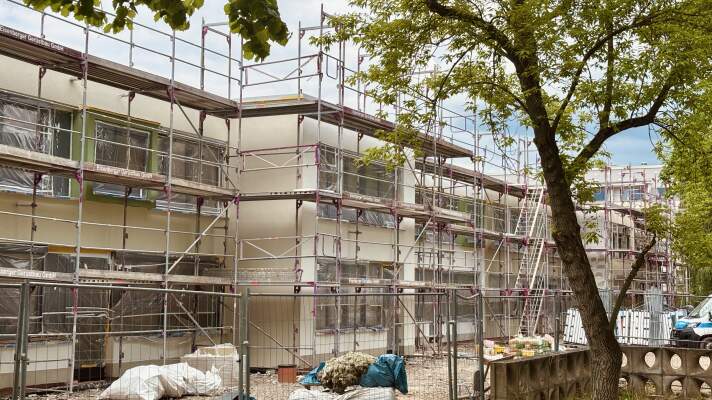 Die neue Fassade im hinteren Teil des Gebäudes mit Baugerüst.