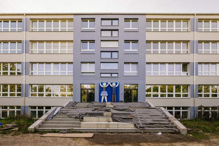 Das Foto zeigt eine Außenansicht der Gisperslebener Schule während der Sanierungsarbeiten.