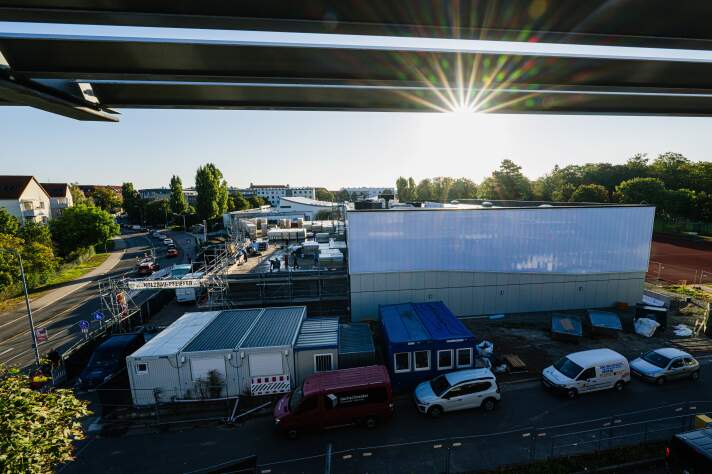 Das Foto zeigt eine Außenansicht vom Neubau der Sporthalle in der Johann-Sebastian-Bach-Straße.