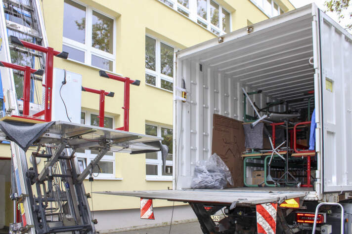 Das Foto zeigt einen Umzugswagen mit Möbeln am Schulstabdort in der Berliner Straße.