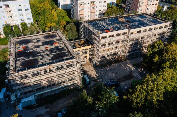Das Foto zeigt die Außenansicht des Schulgebäudes.