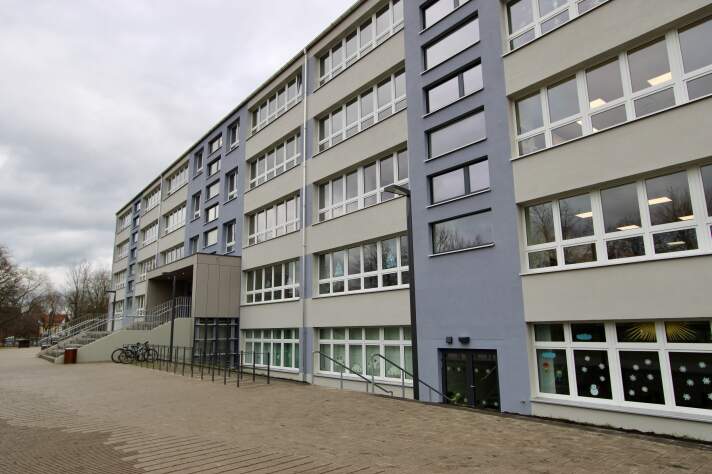 Das Foto zeigt die neu geschaffenen Außenanlagen mit Fahrradständern am Haupteingang des Schulgebäudes.