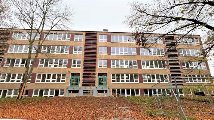 Das Foto zeigt das Schulgebäude in der Vorderansicht vor der Sanierung.