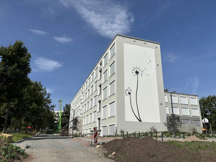 Das Foto zeigt die Außenansicht des Schulgebäudes.