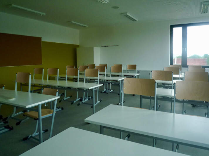 Das Foto zeigt die möblierten Klassenzimmer der Gemeinschaftsschule Kerspleben.