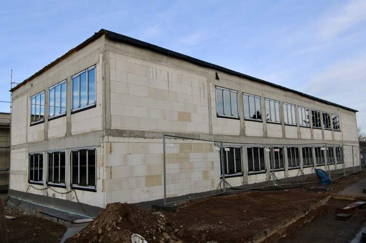 Das Foto zeigt das neue Schulgebäude während der Baumaßnahme von außen.