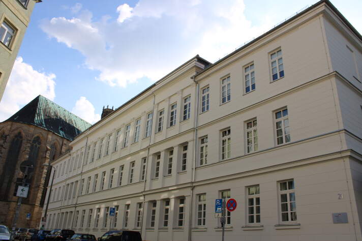 Das Foto zeigt die sanierte Fassade der Barfüßerschule.
