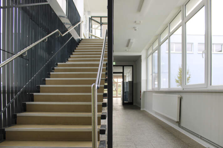 Das Foto zeigt das Treppenhaus des Ausweichobjektes in der Magedburger Allee.