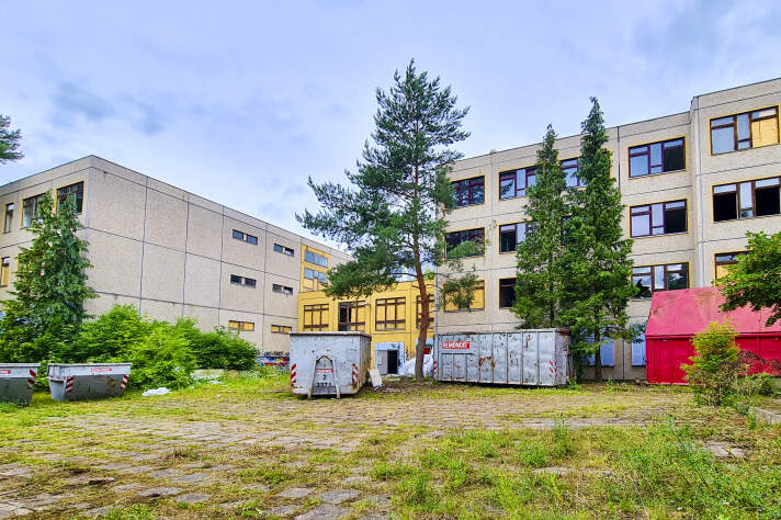Das Foto zeigt das Schulgebäude in der Außenansicht vor der Sanierung.