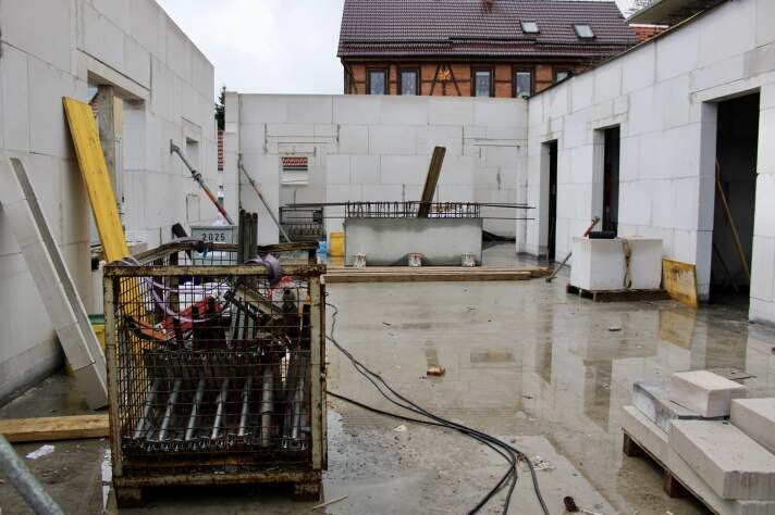 Das Foto zeigt die Innenansicht vom Erdgeschoss während der Rohbauphase.