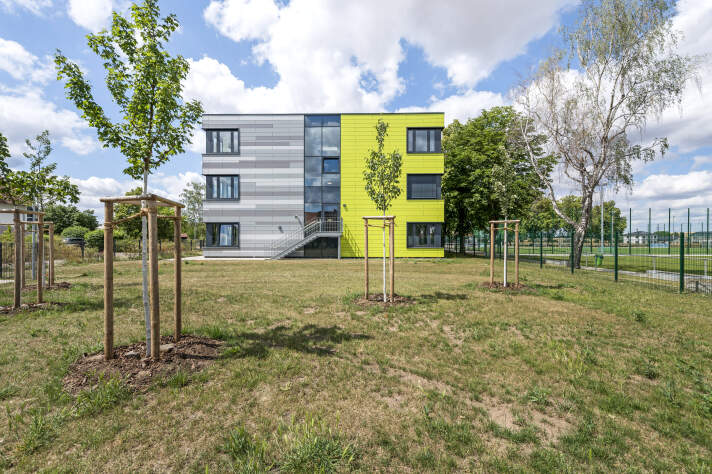 Das Foto zeigt die Außenansicht des Erweiterungsbaus der Gemeinschaftsschule in Kerspleben.