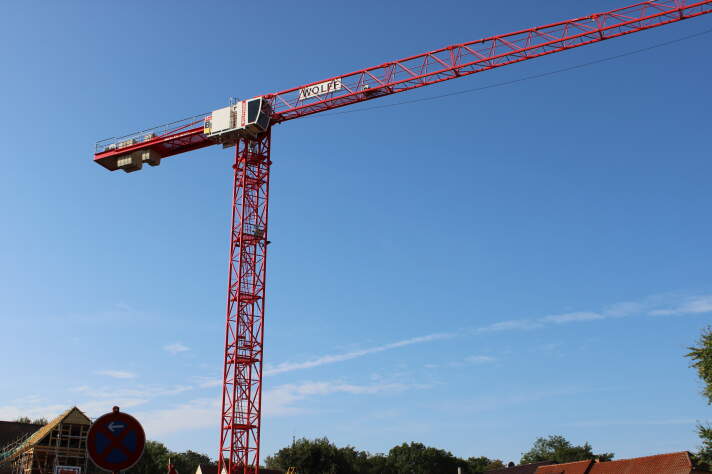 Das Foto zeigt den Kran auf der Baustelle der Grundschule Vieselbach.