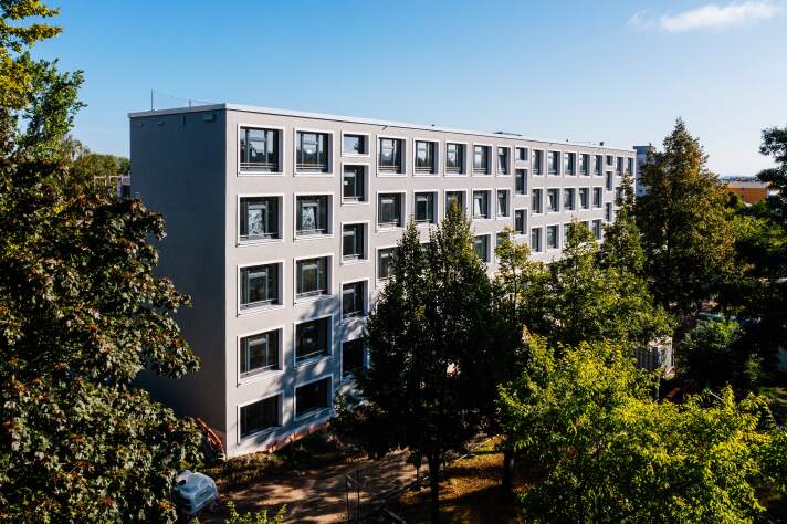 Das Foto zeigt eine Außenansicht des Schulgebäudes der Grundschule "Am Wiesenhügel".