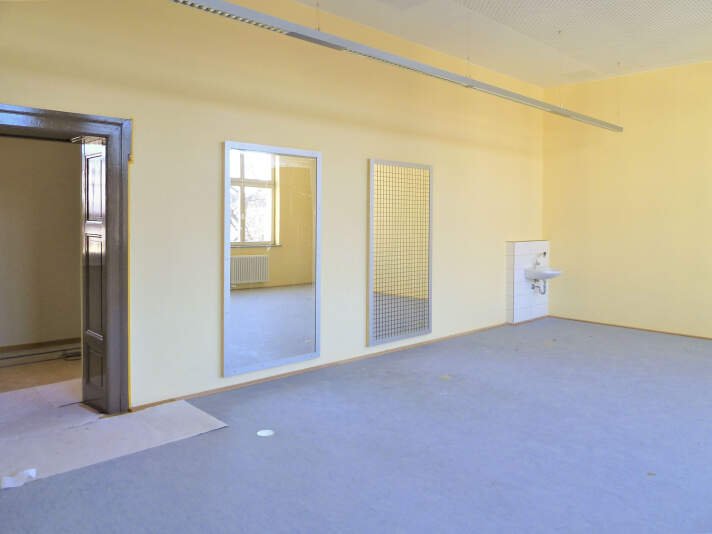 Das Foto zeigt einen ausbildungsspezifischen Klassenraum nach der Sanierung.