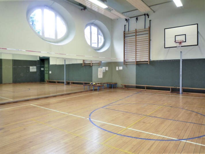 Das Foto zeigt die alte Sporthalle von innen.