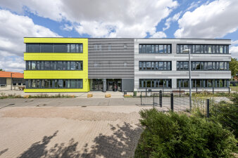 Das Foto zeigt die Außenansicht des Erweiterungsbaus der Gemeinschaftsschule in Kerspleben.