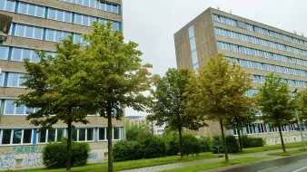 Das Foto zeigt die Hochhäuser der Warsbergstraße 1 und 3 vor der Sanierung und bevor der Verbinder gebaut wurde.