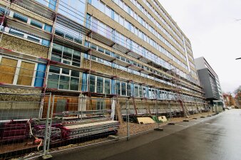 Das Foto zeigt die Warsbergstraße 1 während der Sanierung mit Baugerüst.