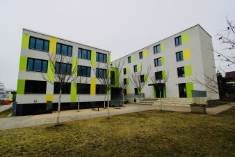 Das Foto zeigt das Schulgebäude der GS 3 in der Außenansicht.