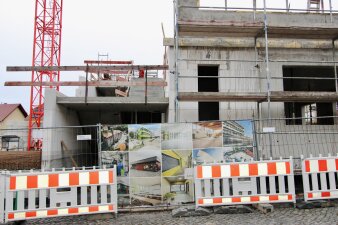 Das Foto zeigt einen bereits gebauten Treppenlauf, der das Erdgeschoss mit dem Obergeschoss verbindet.