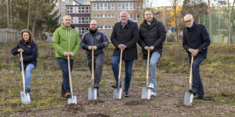 Das Foto zeigt Oberbürgermeister Andreas Bausewein und weitere Projektbeteiligte beim symbolischen Spatenstich.
