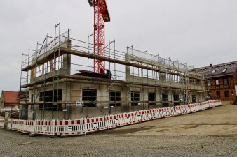 Das Foto zeigt den Rohbau des Erdgeschosses sowie den Beginn des Obergeschosses.