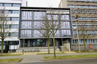 Das Foto zeigt den neu gebauten Verbinder zwischen der Warsbergstraße 1 und 3 von außen.