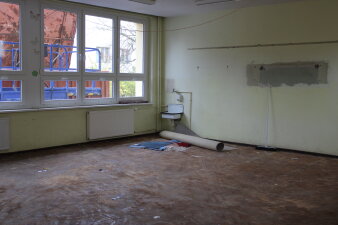 Das Foto zeigt die Innenansicht eines Klassenzimmers nachdem der Bodenbelag entfernt wurde.