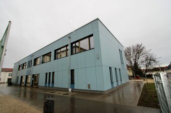 Foto: GS 18_2025-01-02_Außenansicht © Stadtverwaltung Erfurt Das Foto zeigt die Außenansicht des blauen Erweiterungsneubaus der GS 18 Am Schwemmbach.