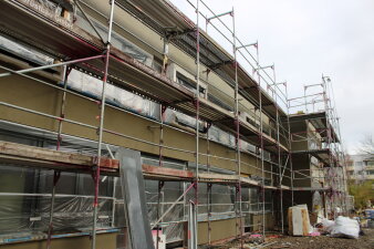 Die neue beigefarbene Fassade mit Baugerüst an der Kita in der Sofioter Straße.
