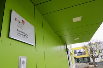 Das Foto zeigt das Schild des GYM 10 an der Außenfassade.