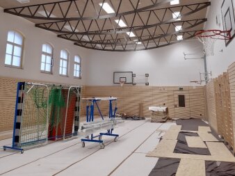 Das Foto zeigt die Sporthalle kurz vor Abschluss der Sanierungsarbeiten.