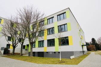 Das Foto zeigt das Schulgebäude der GS 3 in der Außenansicht.