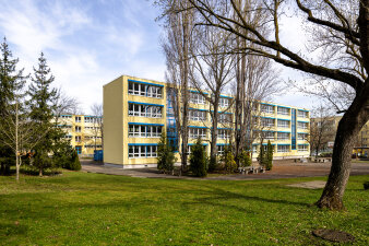Das Foto zeigt das Schulgebäude des FÖZ 5 und der GEM 10 in Erfurt.