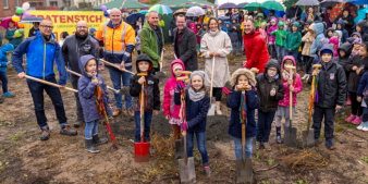 Das Foto zeigt den Oberbürgermeister zusammen mit Projektbeteiligten und SchülerInnen beim symbolischen Spatenstich