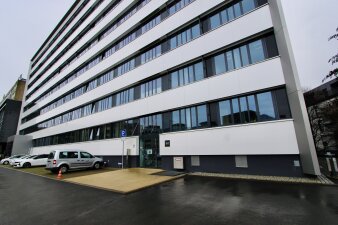 Das Foto zeigt die Warsbergstraße 3 nach der Sanierung von außen.