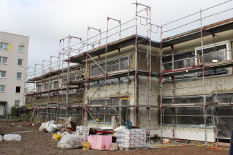 Die neue beigefarbene Fassade mit Baugerüst an der Kita in der Sofioter Straße.