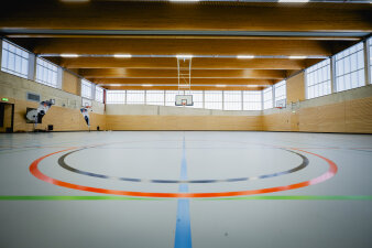 Das Foto zeigt die neue Dreifeld-Schulsporthalle von innen.