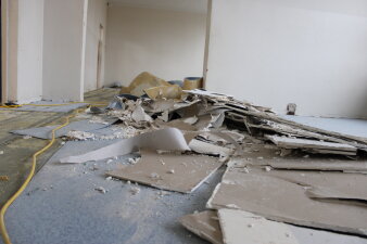 Das Foto zeigt die Innenansicht eines Klassenzimmers während der Bodenbelag entfernt wird.