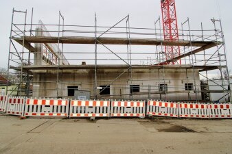 Das Foto zeigt den Rohbau des Erdgeschosses sowie den Beginn des Obergeschosses.