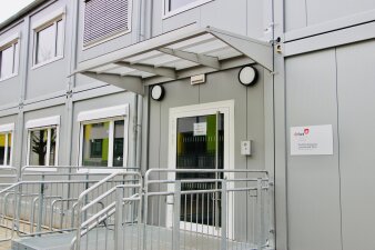 Das Foto zeigt den Eingangsbereich des Containers.