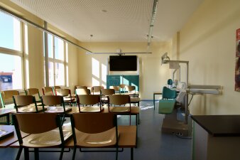 Das Foto zeigt ein Klassenzimmer mit einer Zahnarztliege für den Fachbereich Zahnmedizin.