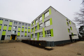 Das Foto zeigt das Schulgebäude der GS 3 in der Außenansicht.