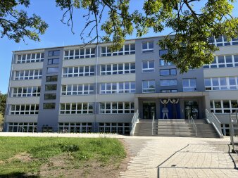 Das Foto zeigt den gepflasterten Eingangsbereich zur Grundschule Gispersleben.