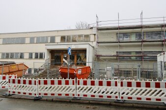 Die Außenansicht macht einen deulichen Unterschied zwischen alter und neuer beiger Fassade deutlich.