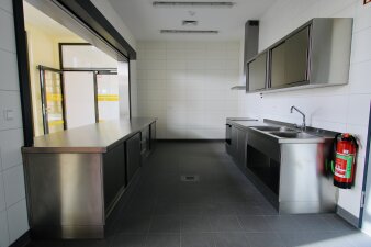 Das Foto zeigt die neue Ausgabeküche der Mensa in der Riethschule.