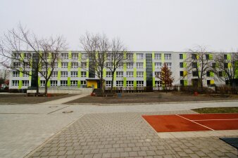 Das Foto zeigt das Schulgebäude des GYM 10 in der Außenansicht nach der energetischen Sanierung.